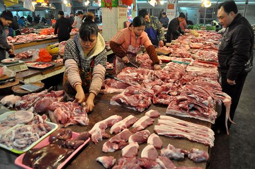 在廣西南寧市一家農(nóng)貿(mào)市場(chǎng),市民在選購(gòu)豬肉(1月12日攝)。據(jù)新華社全國(guó)農(nóng)副產(chǎn)品和農(nóng)資價(jià)格行情系統(tǒng)監(jiān)測(cè),1月26日以來全國(guó)豬肉價(jià)格持續(xù)兩個(gè)月下降。與1月26日相比,3月25日,豬后臀尖肉、豬五花肉全國(guó)日均價(jià)均下降11.3%。分地區(qū)看,超六成省區(qū)市豬肉價(jià)格降幅已經(jīng)超過10%,河北、黑龍江、山東、河南、貴州、青海的價(jià)格下降尤為明顯,降幅均已經(jīng)超過15%。 新華社記者 陸波岸 攝