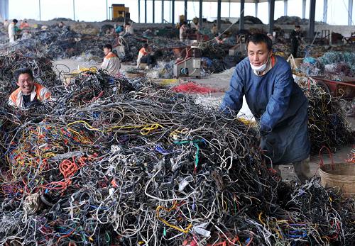 廣西梧州市進(jìn)口再生資源加工園區(qū),工人在“垃圾堆里”挑選金屬(3月15日攝)。 廣西梧州市大力發(fā)展再生資源產(chǎn)業(yè),極力從“垃圾堆里”打造千億元產(chǎn)業(yè)。2008年5月啟動(dòng)建設(shè)的梧州進(jìn)口再生資源加工園區(qū),是經(jīng)國務(wù)院批準(zhǔn)的再生資源循環(huán)利用示范園區(qū),以銅鋁再生資源拆解加工為主,獲批每年進(jìn)口300萬噸再生資源工業(yè)廢料,拆解、加工為成品或半成品,大約200萬噸/年。園區(qū)總規(guī)劃面積10000畝,目前入園企業(yè)已有16家。預(yù)計(jì)到2012年,園區(qū)可實(shí)現(xiàn)工業(yè)總產(chǎn)值450億元,增加值90億元。到2015年,園區(qū)可實(shí)現(xiàn)工業(yè)總產(chǎn)值1000億元,增加值200億元。 新華社記者 周華 攝