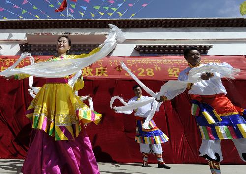 3月25日,西藏山南地區(qū)桑日縣扎巴村舉行“西藏百萬(wàn)農(nóng)奴解放紀(jì)念日”活動(dòng)。 連日來(lái),西藏各地以各種方式,迎接即將到來(lái)的“西藏百萬(wàn)農(nóng)奴解放紀(jì)念日”。 1959年3月28日,國(guó)務(wù)院發(fā)布命令,決定立即解散西藏地方政府,由西藏自治區(qū)籌備委員會(huì)行使西藏地方政府的職權(quán),領(lǐng)導(dǎo)西藏各族人民一邊平叛一邊進(jìn)行民主改革,廢除政教合一的封建農(nóng)奴制,使百萬(wàn)農(nóng)奴和奴隸獲得了人身自由,分得了土地,享有法律所規(guī)定的政治權(quán)利,成為國(guó)家的主人和西藏的主人。 2009年1月19日,西藏自治區(qū)九屆人大二次會(huì)議決定,將每年的3月28日設(shè)為西藏百萬(wàn)農(nóng)奴解放紀(jì)念日,以紀(jì)念西藏百萬(wàn)農(nóng)奴翻身獲得解放。 新華社記者 覺(jué)果 攝