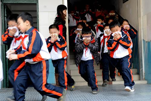 3月26日,鄭州市緯一路小學(xué)的學(xué)生在老師的指揮下進(jìn)行緊急避險(xiǎn)演練。當(dāng)日是第17個全國中小學(xué)生安全教育日,河南省鄭州市緯一路小學(xué)組織開展應(yīng)急疏散和逃生演練,增強(qiáng)同學(xué)們的安全意識和緊急避險(xiǎn)能力。新華社記者 朱祥 攝