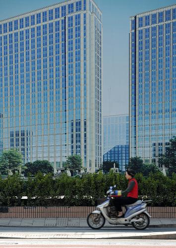 3月27日,行人從杭州市內(nèi)一處樓盤(pán)的戶外廣告前經(jīng)過(guò)。浙江省統(tǒng)計(jì)局最新數(shù)據(jù)顯示,2012年1-2月,全省商品房銷(xiāo)售面積為302萬(wàn)平方米,同比下降51.3%,降幅比2011年全年擴(kuò)大30.8個(gè)百分點(diǎn),延續(xù)去年下半年以來(lái)降幅不斷擴(kuò)大的趨勢(shì)。新華社記者 鞠煥宗 攝
