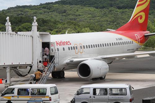 4月18日,被扣押在帕勞的25名中國船員登上海南航空公司的回國包機。搭載25名被扣帕勞中國船員的海南航空公司包機18日下午從帕勞國際機場起飛回國。3月31日,帕勞警方追捕涉嫌非法進入帕勞海域捕魚的中國漁船時,誤擊中一名中國船員致其死亡,并扣押了另外25名船員。新華社發(fā)