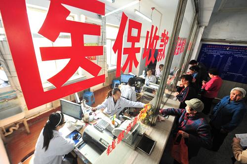 5月8日,患者在長春市中醫(yī)院內(nèi)辦理就診相關(guān)事宜。從當(dāng)日起,中風(fēng)(康復(fù)期治療)、坐骨神經(jīng)痛、風(fēng)濕性(骨性)關(guān)節(jié)炎和面神經(jīng)麻痹等10個中醫(yī)門診項目正式納入長春市參保群眾醫(yī)??ň歪t(yī)范圍,患者在吉林省中醫(yī)院、長春市中醫(yī)院等11家中醫(yī)定點醫(yī)療機構(gòu)接受治療可享受門診統(tǒng)籌待遇,屆時患者的醫(yī)保報銷比例將達到50%。新華社記者 林宏 攝