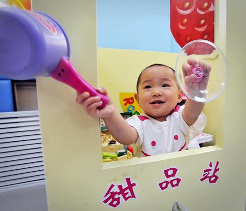 5月7日,天津西青區(qū)中北鎮(zhèn)中北斜村嬰幼兒早期發(fā)展指導(dǎo)中心,一名孩子在“甜品站”的窗口處招攬“生意”。當(dāng)日,天津市首個(gè)村級(jí)嬰幼兒早期發(fā)展指導(dǎo)中心在西青區(qū)中北鎮(zhèn)中北斜村揭牌,居住周邊的0至3歲嬰幼兒可在這里免費(fèi)享受多媒體教學(xué)、游戲、圖書閱讀及親子課堂等各項(xiàng)早教服務(wù)。據(jù)了解,2011年4月起,天津市計(jì)劃于年內(nèi)在市內(nèi)六區(qū)、環(huán)城四區(qū)和濱海新區(qū)各建立一個(gè)社區(qū)嬰幼兒早期發(fā)展指導(dǎo)中心,把早期教育納入社會(huì)公共服務(wù)范疇。 新華社發(fā)(游思行 攝)