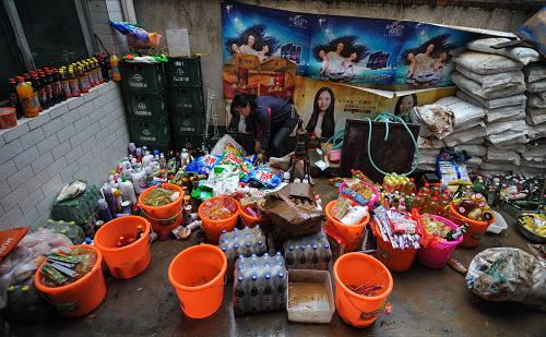 5月14日,在平江縣大洲鄉(xiāng),當?shù)匾晃婚_雜貨店的居民正在收拾貨物。5月11日以來,我國南方地區(qū)出現(xiàn)了今年以來最強降雨過程,江西、湖南、廣西等南方省區(qū)因暴雨造成數(shù)百萬人受災。據(jù)湖南省防汛抗旱指揮部介紹,截至14日12時,近期的強降雨造成全省11個市州50個縣(市、區(qū))615個鄉(xiāng)鎮(zhèn)的291.06萬人受災,緊急轉移17.2萬人,倒塌房屋3647間,直接經濟損失28.79億元。記者深入受災較為嚴重的湖南省平江縣,用鏡頭記錄下大水肆虐過后的家園。新華社記者 白禹 攝