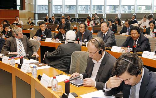 5月14日,在比利時首都布魯塞爾,代表團團長、全國人大代表、西藏自治區(qū)人大常委會主任向巴平措(中)率團與歐洲議會對華關(guān)系代表團舉行會談時回答代表的問題。新華社記者 周磊 攝
