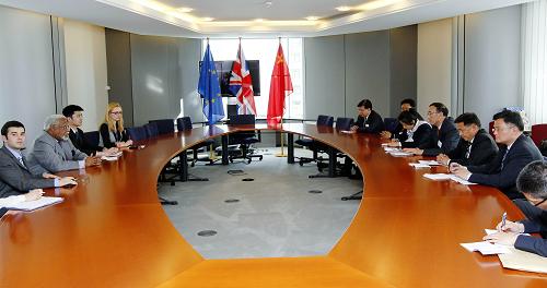 5月14日,在比利時首都布魯塞爾的歐洲議會,代表團團長、全國人大代表、西藏自治區(qū)人大常委會主任向巴平措(右四)率代表團與歐洲議會歐中友好小組主席德瓦(左二)舉行會談。新華社記者 周磊 攝