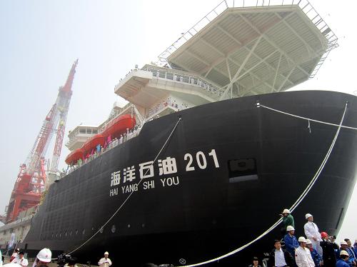 這是深水鋪管起重船“海洋石油201”(5月15日攝)。5月15日,我國首艘深水鋪管起重船“海洋石油201”建造竣工和啟航儀式在青島舉行。該船將啟航開赴南海投入試鋪管作業(yè)和荔灣3-1氣田1500米深水鋪管施工作業(yè)。該船承擔(dān)著深水油氣田海上生產(chǎn)設(shè)施建設(shè)的重任,能夠從事固定式、浮式和水下油氣生產(chǎn)設(shè)施安裝以及海底管道鋪設(shè)等全方位海上施工作業(yè)。“海洋石油201”是世界上第一艘同時具備3000米級深水鋪管能力、4000噸級重型起重能力和DP-3級動力定位能力的船型深水鋪管起重船,能在除北極外的全球無限航區(qū)作業(yè)。“海洋石油201”船長204.65米,型寬39.2米,型深14米,獨特的雙層甲板面積超過兩個標(biāo)準(zhǔn)足球場面積。新華社記者 胡俊超 攝