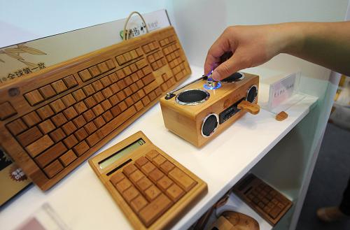 5月15日,來自江西的一家參賽企業(yè)展示以竹子為原材料制作的鍵盤、鼠標(biāo)、音響等產(chǎn)品。新華社記者 韓傳號 攝