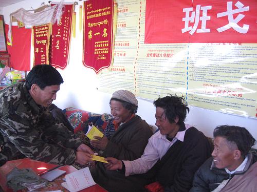 5月13日,西藏自治區(qū)駐那曲地區(qū)班戈縣新吉鄉(xiāng)諾地村工作隊隊長俞斌(左一)為牧民發(fā)放《西藏自治區(qū)農(nóng)牧民享受財政補助優(yōu)惠政策明白卡》。新華社記者 薛文獻 攝