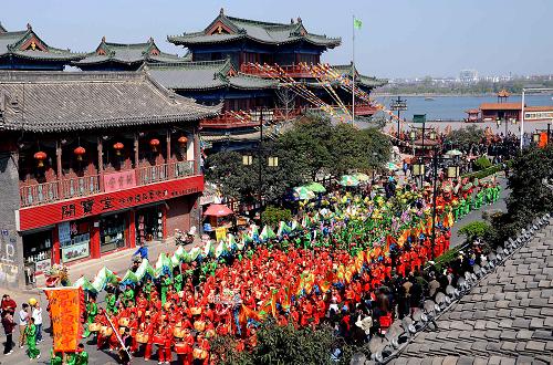 開封市民在參加 “清明踏春大巡游”活動(4月1日攝)。新華社記者 王頌 攝