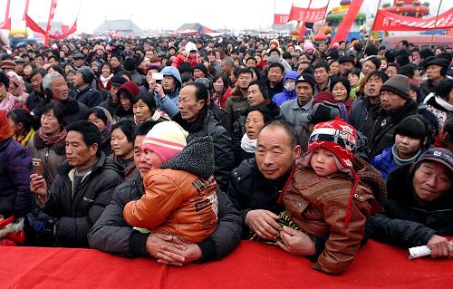 在河南省寶豐縣的一個“文化下鄉(xiāng)”演出現(xiàn)場,大批群眾圍聚在舞臺前觀看演出(2月4日攝)。新華社記者 王頌 攝