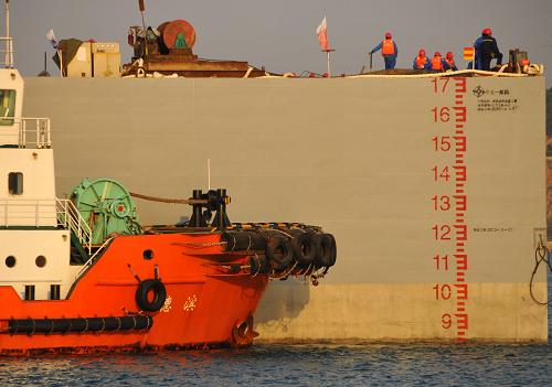5月15日,拖輪牽引2.6萬噸錨碇沉箱駛離大連旅順新港船塢。新華社發(fā)(呂文正 攝)