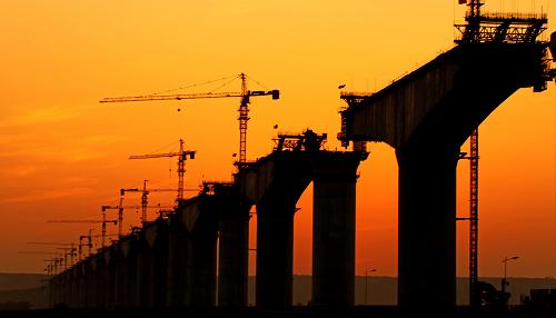 5月16日拍攝的夕陽(yáng)下的大西鐵路晉陜黃河特大橋。大西鐵路客運(yùn)專線晉陜黃河特大橋位于山西省永濟(jì)市和陜西省合陽(yáng)縣境內(nèi),全長(zhǎng)約10公里。自2010年3月開工以來(lái),目前已完成工程總量的85%,整個(gè)特大橋初展雄姿。大西鐵路是國(guó)家“中長(zhǎng)期鐵路網(wǎng)規(guī)劃”的重要組成部分,北起山西大同,南至陜西西安,全長(zhǎng)859公里。新華社發(fā)(薛俊 攝)
