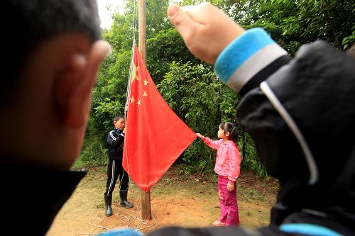 5月31日,廣西柳州市融安縣大坡鄉(xiāng)同仕村山莊屯教學(xué)點舉行首次升國旗儀式。 新華社發(fā)(譚凱興 攝)