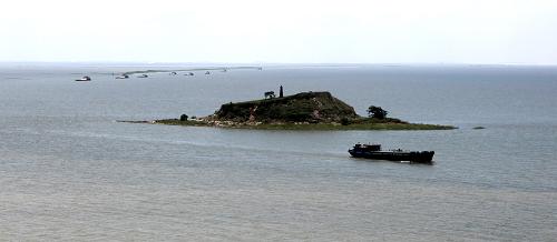 5月31日,船只通過(guò)鄱陽(yáng)湖都昌蛇山水質(zhì)監(jiān)測(cè)站。 新華社發(fā)(傅建斌 攝)