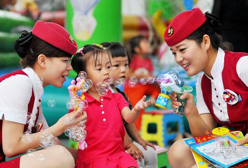 6月1日,在天津站候車大廳,“高鐵玫瑰”服務(wù)組成員在和小旅客玩耍。當(dāng)日是國際兒童節(jié),天津站開展了以“大手牽小手 六一同歡樂”為主題的兒童節(jié)活動(dòng)。該站“高鐵玫瑰”服務(wù)組成員除在候車大廳布置充氣式兒童活動(dòng)氣床、滾動(dòng)播放國內(nèi)外兒童歌曲外,還為乘坐火車的小旅客發(fā)放布絨玩具、氣球等小禮物,獻(xiàn)上鐵路員工對小朋友們的節(jié)日祝愿和關(guān)愛。新華社發(fā)(楊寶森 攝)