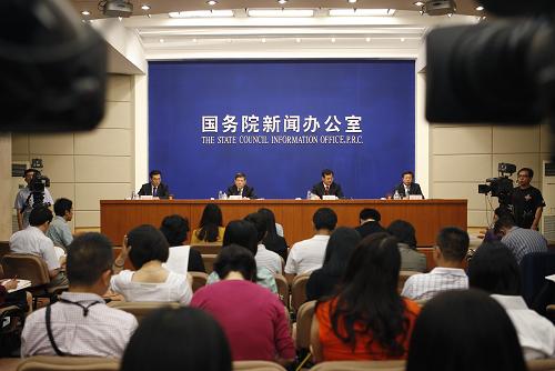 6月1日拍攝的國新辦發(fā)布會(huì)現(xiàn)場。當(dāng)日,國務(wù)院新聞辦在北京舉行新聞發(fā)布會(huì),請國家發(fā)展和改革委員會(huì)副主任杜鷹介紹《中國可持續(xù)發(fā)展國家報(bào)告》等情況。據(jù)了解,國務(wù)院已正式批準(zhǔn)了《中國可持續(xù)發(fā)展國家報(bào)告》。杜鷹指出,鑒于中國政府已于1997年第十九屆特別聯(lián)大和2002年聯(lián)合國可持續(xù)發(fā)展世界首腦會(huì)議前期兩次編寫過類似報(bào)告,本報(bào)告重點(diǎn)是總結(jié)2001年以來中國實(shí)施可持續(xù)發(fā)展戰(zhàn)略付出的努力和取得的進(jìn)展,客觀分析存在的差距和面臨的挑戰(zhàn),明確提出今后的戰(zhàn)略舉措,并闡明對2012年聯(lián)合國可持續(xù)發(fā)展大會(huì)的原則立場。新華社發(fā)(萬象 攝)