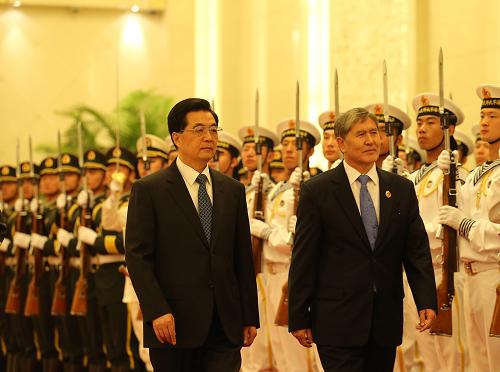 6月5日,中國(guó)國(guó)家主席胡錦濤在北京人民大會(huì)堂主持儀式,歡迎來(lái)華出席上海合作組織成員國(guó)元首理事會(huì)第十二次會(huì)議,并對(duì)中國(guó)進(jìn)行訪問的吉爾吉斯斯坦總統(tǒng)阿坦巴耶夫。新華社記者 姚大偉 攝
