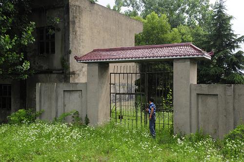 停辦了兩年多的韋源口鎮(zhèn)羅圩坵小學(xué)已經(jīng)荒草鋪徑,卻仍然吃著“空餉”(6月5日攝)。實(shí)際上只有1400人的學(xué)校,上報(bào)學(xué)生2200多人;實(shí)際2000人的學(xué)校,上報(bào)學(xué)生5000多人;2009年只有4名學(xué)生的學(xué)校,上報(bào)人數(shù)為202人;已經(jīng)撤銷的沒有學(xué)生的學(xué)校,仍然上報(bào)人數(shù)162人;已經(jīng)撤銷兩年的學(xué)校,仍然上報(bào)63人……為了冒領(lǐng)農(nóng)村義務(wù)教育階段的學(xué)生補(bǔ)助資金,湖北省陽新縣受義務(wù)教育階段的學(xué)生人數(shù)頻頻“鬧鬼”,虛報(bào)學(xué)生人數(shù)現(xiàn)象驚人。記者在湖北省陽新縣各地學(xué)校實(shí)地調(diào)查走訪,發(fā)現(xiàn)實(shí)際學(xué)生人數(shù)與上報(bào)人數(shù)大相徑庭。假學(xué)生數(shù)字是如何上報(bào)并被通過的?冒領(lǐng)的學(xué)生補(bǔ)助款又去了哪里?當(dāng)?shù)亟逃块T解釋說,虛報(bào)的原因在于學(xué)生的流動(dòng)性較大,各校的多余經(jīng)費(fèi)用在學(xué)校的維修及設(shè)備購置上……教育局一名不愿透露姓名的負(fù)責(zé)人介紹說,主要問題還是在于當(dāng)?shù)氐慕逃?jīng)費(fèi)緊張,作為一個(gè)國家級(jí)扶貧開發(fā)縣,教育及各項(xiàng)經(jīng)費(fèi)投入嚴(yán)重不足,只好通過這種方式進(jìn)行彌補(bǔ)。6月5日,陽新縣委常委會(huì)依法依規(guī)對(duì)負(fù)有直接領(lǐng)導(dǎo)責(zé)任的縣教育局主要負(fù)責(zé)人予以免職,并責(zé)成教育局對(duì)相關(guān)學(xué)校責(zé)任人進(jìn)行嚴(yán)肅處理。 新華社記者 郝同前 攝