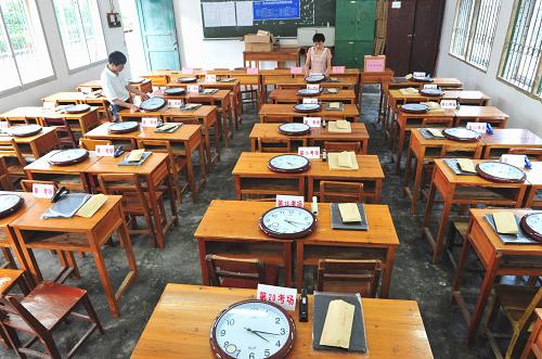 6月6日,在廣西來(lái)賓市忻城縣中學(xué)考點(diǎn),工作人員在調(diào)??紙?chǎng)用的鐘表。新華社發(fā)(樊紹光 攝)