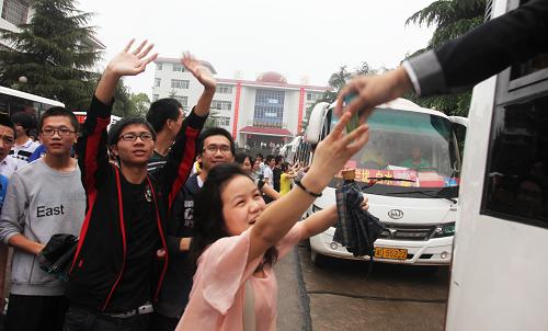 6月6日,湖南衡陽(yáng)縣第一中學(xué)的高考考生送別被排位到其他考點(diǎn)的同學(xué),并為他們鼓勁。新華社發(fā)(曹正平 攝)