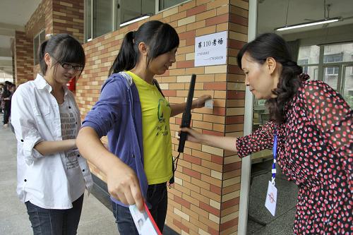 6月6日,在四川眉山市第一中學(xué)考點(diǎn),考生在提前進(jìn)入考場(chǎng)熟悉情況前接受安檢。新華社發(fā)(姚永亮 攝)