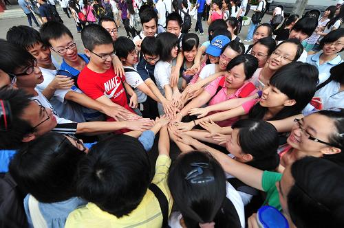 6月7日,在廣西南寧市第十四中考場(chǎng),考生在考試前相互加油。當(dāng)日是2012年全國(guó)高考第一天,共有約915萬(wàn)名考生報(bào)名參加考試。新華社記者 黃孝邦 攝