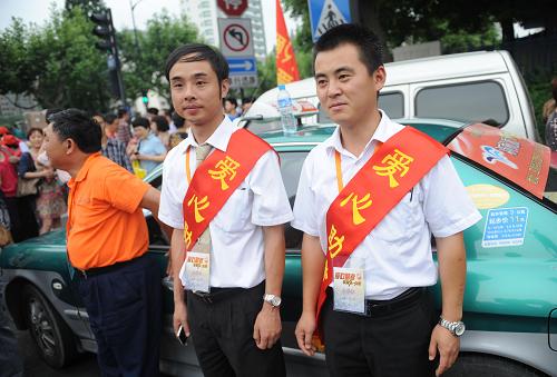 6月7日,幾名愛心助考司機(jī)在杭州學(xué)軍中學(xué)考點(diǎn)外待命。當(dāng)日是2012年全國高考第一天,共有約915萬名考生報(bào)名參加考試。新華社記者 韓傳號 攝