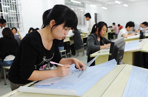 6月5日,重慶水利電力職業(yè)技術學院的高職學生楊承晨在繪圖實訓。新華社記者 李健 攝