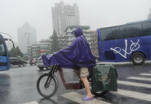 6月18日,一名身穿雨披的電動(dòng)車(chē)駕駛者在等待綠燈通行。浙江省氣象臺(tái)18日6時(shí)30分發(fā)布暴雨橙色預(yù)警信號(hào),預(yù)計(jì)當(dāng)天浙北浙中地區(qū)仍有中到大雨,部分暴雨;浙南地區(qū)陰有中雨,部分大到暴雨。17日是浙江省入梅第一天,部分地區(qū)出現(xiàn)暴雨,局部大暴雨。氣象部門(mén)同時(shí)提醒,政府相關(guān)部門(mén)注意防范可能引發(fā)的山洪、滑坡、泥石流等災(zāi)害;處于危險(xiǎn)地帶的單位應(yīng)當(dāng)停課、停業(yè),采取專(zhuān)門(mén)措施保護(hù)已到校學(xué)生、幼兒和其他上班人員的安全。居民應(yīng)做好防暴雨應(yīng)急工作,切斷有危險(xiǎn)的室外電源,暫停戶外作業(yè)。 新華社記者 韓傳號(hào) 攝