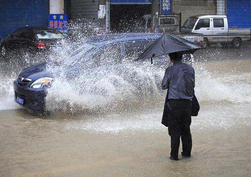 6月18日,一輛汽車(chē)在浙江諸暨市積水的街上行進(jìn)。 據(jù)浙江省水利廳消息,入梅以來(lái),浙江普降大到暴雨,局部特大暴雨。受強(qiáng)降雨影響,全省江河水位普遍上漲,部分站點(diǎn)超警戒水位或保證水位。浙江省氣象臺(tái)已于18日發(fā)布了暴雨橙色預(yù)警,同時(shí)該省防指也已啟動(dòng)防汛III級(jí)應(yīng)急響應(yīng),要求受強(qiáng)降雨影響的地區(qū)要按預(yù)案啟動(dòng)相應(yīng)的應(yīng)急響應(yīng),切實(shí)做好洪水防御工作。新華社發(fā)(王楊鋼 攝)