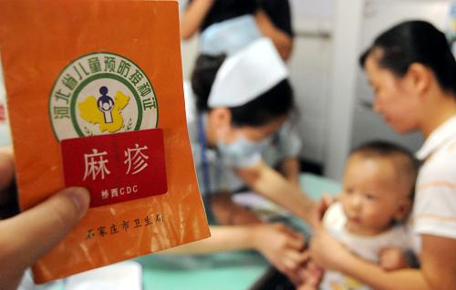 這是在石家莊市金竹社區(qū)衛(wèi)生服務站,一名兒童在接種麻疹疫苗(2010年9月11日攝)。 新華社記者 鞏志宏 攝