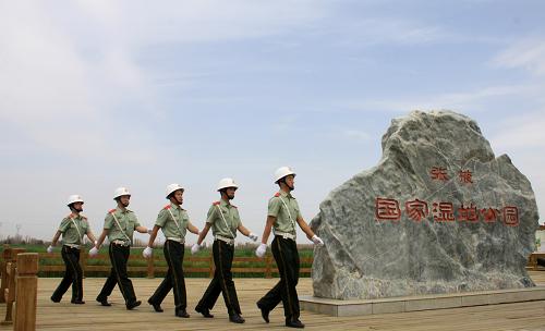6月26日,武警張掖市森林支隊?wèi)?zhàn)士在張掖國家濕地公園執(zhí)勤。新華社發(fā)(柴立仁 攝)