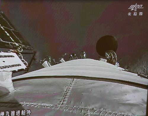 6月29日北京航天飛控中心大屏幕顯示,神九飛船推返分離。新華社記者 查春明 攝