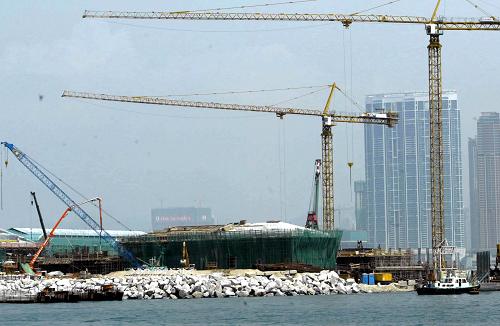 2005年9月7日,香港中環(huán)碼頭一填海造地工程正在施工。2006年11月12日,負(fù)責(zé)香港中環(huán)往返多個(gè)離島以及維多利亞港兩岸渡輪服務(wù)的香港新中環(huán)碼頭正式投入運(yùn)營,而有著48年歷史的舊中環(huán)天星碼頭因配合填海工程需要已于11月11日正式關(guān)閉。新天星碼頭分為中央大樓及碼頭兩個(gè)部分。中央大樓模仿維多利亞式風(fēng)格建成,頂部設(shè)有電子仿古鐘樓,上層設(shè)有展出天星小輪有關(guān)物品的展覽廳,以及多間商舖,地面樓層則作為公眾休憩用地。中央大樓兩側(cè)則設(shè)有10個(gè)公眾碼頭。新華社記者 王成云 攝