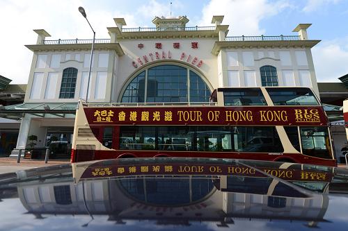 這是位于香港中環(huán)的中環(huán)新天星碼頭(2012年6月28日攝)。新華社記者 張金加 攝