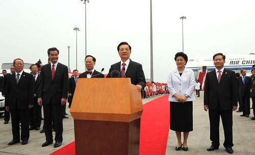 6月29日中午,中共中央總書記、國家主席、中央軍委主席胡錦濤乘專機(jī)抵達(dá)香港,將出席慶祝香港回歸祖國15周年大會(huì)暨香港特別行政區(qū)第四屆政府就職典禮。這是胡錦濤主席在機(jī)場向記者發(fā)表簡短講話。 新華社記者劉建生攝
