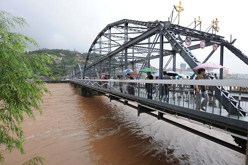 7月30日,水位暴漲的黃河水面距離中山橋橋底只有約2米距離。截至7月30日上午10時(shí),29日開始的較強(qiáng)降水已致黃河蘭州段水量達(dá)每秒3780立方米,逼近每秒4500立方米的防洪四級預(yù)警標(biāo)準(zhǔn)。蘭州市水文勘測局稱,根據(jù)目前的監(jiān)測數(shù)據(jù),這是蘭州市自1986年以來的最大的洪峰。新華社記者 武斌 攝