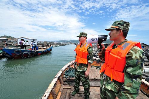 7月31日,平潭縣邊防官兵在平潭鐘門海域通知漁民轉(zhuǎn)移上岸。目前,2012年第9號臺(tái)風(fēng)“蘇拉”正以每小時(shí)10公里的速度向北偏西方向移動(dòng),預(yù)計(jì)8月2日夜間到3日白天在福建中北部到浙江南部一帶沿海登陸。福建省氣象臺(tái)于7月31日8時(shí)59分發(fā)布臺(tái)風(fēng)黃色預(yù)警信號,福建省防汛抗旱指揮部要求各地漁民做好避風(fēng)、撤離等應(yīng)對措施。新華社記者 張國俊 攝