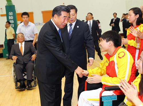 近日,中共中央政治局委員、國(guó)務(wù)院副總理、國(guó)務(wù)院殘疾人工作委員會(huì)主任回良玉,全國(guó)政協(xié)副主席、國(guó)務(wù)院殘疾人工作委員會(huì)副主任、中國(guó)殘聯(lián)名譽(yù)主席鄧樸方來(lái)到中國(guó)殘疾人體育運(yùn)動(dòng)管理中心,看望刻苦訓(xùn)練并即將出征倫敦殘奧會(huì)的中國(guó)代表團(tuán)殘疾人運(yùn)動(dòng)員、教練員,代表黨中央、國(guó)務(wù)院向他們表示親切問(wèn)候和良好祝愿,勉勵(lì)他們頑強(qiáng)拼搏,再創(chuàng)佳績(jī),實(shí)現(xiàn)人生價(jià)值,為祖國(guó)和人民贏得新的榮譽(yù)。新華社記者 樊如鈞 攝