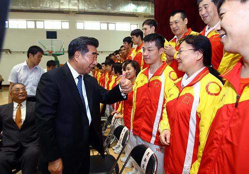 近日,中共中央政治局委員、國(guó)務(wù)院副總理、國(guó)務(wù)院殘疾人工作委員會(huì)主任回良玉,全國(guó)政協(xié)副主席、國(guó)務(wù)院殘疾人工作委員會(huì)副主任、中國(guó)殘聯(lián)名譽(yù)主席鄧樸方來(lái)到中國(guó)殘疾人體育運(yùn)動(dòng)管理中心,看望刻苦訓(xùn)練并即將出征倫敦殘奧會(huì)的中國(guó)代表團(tuán)殘疾人運(yùn)動(dòng)員、教練員,代表黨中央、國(guó)務(wù)院向他們表示親切問(wèn)候和良好祝愿,勉勵(lì)他們頑強(qiáng)拼搏,再創(chuàng)佳績(jī),實(shí)現(xiàn)人生價(jià)值,為祖國(guó)和人民贏得新的榮譽(yù)。新華社記者 樊如鈞 攝