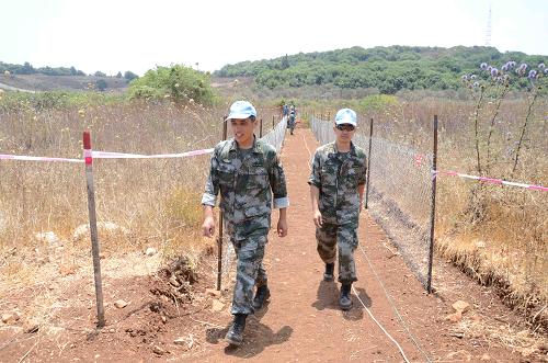 7月27日,在位于黎以臨時邊界附近的一處雷場,中國赴黎巴嫩維和工兵營掃雷官兵通過安全通道撤出雷場。“八一”建軍節(jié)前夕,中國第十批赴黎巴嫩維和工兵營接到聯(lián)合國駐黎巴嫩南部臨時部隊(聯(lián)黎部隊)命令,在黎巴嫩與以色列臨時邊界“藍(lán)線”附近進(jìn)行了抵達(dá)任務(wù)區(qū)以來的第一次掃雷作業(yè)。新華社發(fā)(李強 攝)