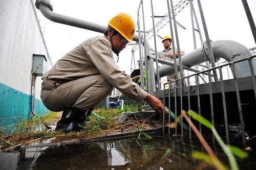 7月31日,天津市電力公司員工在北郊500千伏變電站內(nèi)檢查防汛設(shè)施。新華社發(fā)(李津 攝)