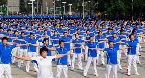 8月8日,沈陽市民在做第九套廣播體操。當日是第四個全國“全民健身日”,萬人廣播體操展演展示活動在遼寧沈陽舉行。新華社發(fā)(姜冰攝)