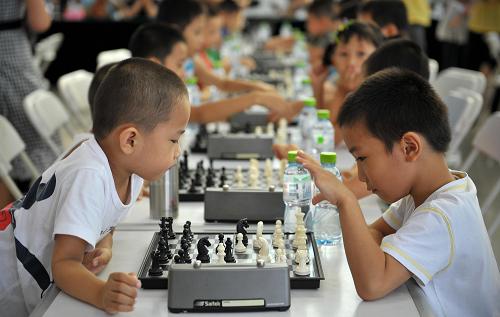 8月8日,小選手正在進行國際象棋比賽。當日是第四個“全民健身日”,??谑信e行全國棋牌項目萬人同賽海南分會場活動,約300名棋牌選手參加了中國象棋、國際象棋、圍棋等比賽。新華社記者 郭程 攝