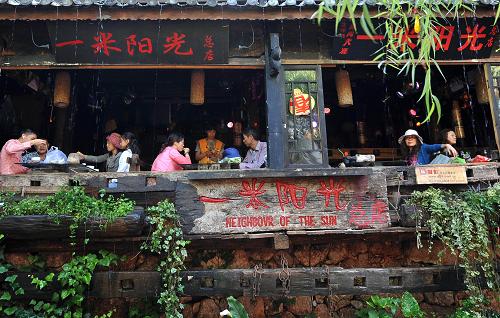 游客在云南麗江古城的酒吧內(nèi)休閑娛樂(lè)(8月8日攝)。風(fēng)光旖旎、氣候宜人的云南麗江進(jìn)入旅游旺季,眾多海內(nèi)外游客來(lái)到麗江休閑度假,體驗(yàn)少數(shù)民族風(fēng)情。旅游業(yè)近年來(lái)已成為麗江的支柱產(chǎn)業(yè)之一。今年上半年,麗江共接待游客809.34萬(wàn)人次,同比增長(zhǎng)55.93%;實(shí)現(xiàn)旅游業(yè)總收入103.95億元,同比增長(zhǎng)56.14%,整個(gè)旅游經(jīng)濟(jì)運(yùn)行呈現(xiàn)出迅猛發(fā)展的態(tài)勢(shì)。新華社記者 藺以光 攝