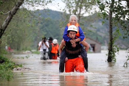 8月8日,消防隊(duì)員在浙江省臺(tái)州市三門縣健跳鎮(zhèn)毛張村營救被困村民。當(dāng)日,受臺(tái)風(fēng)“???#8221;帶來的降水影響,浙江省臺(tái)州市三門縣健跳鎮(zhèn)毛張村積水嚴(yán)重,部分村民被困。當(dāng)?shù)叵拦俦o急出動(dòng)救援,安全轉(zhuǎn)移被困群眾。新華社發(fā)(潘侃俊 攝)