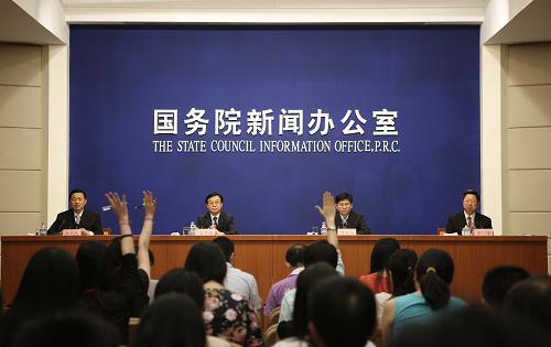 8月10日,國務(wù)院新聞辦公室在北京舉行中國與東盟經(jīng)貿(mào)合作暨中國—東盟博覽會(huì)等方面情況新聞發(fā)布會(huì)。商務(wù)部國際貿(mào)易談判代表、副部長高虎城,廣西壯族自治區(qū)副主席、中國—東盟博覽會(huì)組委會(huì)副主任兼秘書長藍(lán)天立,中國貿(mào)促會(huì)副會(huì)長、中國—東盟商務(wù)與投資峰會(huì)組委會(huì)副主任于平介紹中國與東盟經(jīng)貿(mào)合作暨中國—東盟博覽會(huì)等方面情況,并回答記者提問。新華社發(fā)(李方宇 攝)