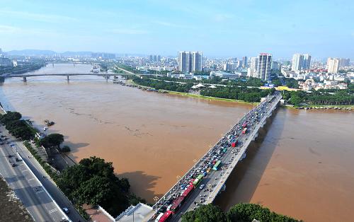 水位不斷上漲的邕江南寧市區(qū)河段(8月21日攝)。受臺風“啟德”帶來的強降雨影響,廣西南寧邕江水位連日來不斷上漲。截至21日13時,邕江廣西南寧市區(qū)河段水位已漲至73.01米,超過73米的警戒水位,市區(qū)沿岸的部分景觀以及邕寧區(qū)部分低洼地帶已被洪水淹沒。新華社記者 黃孝邦攝